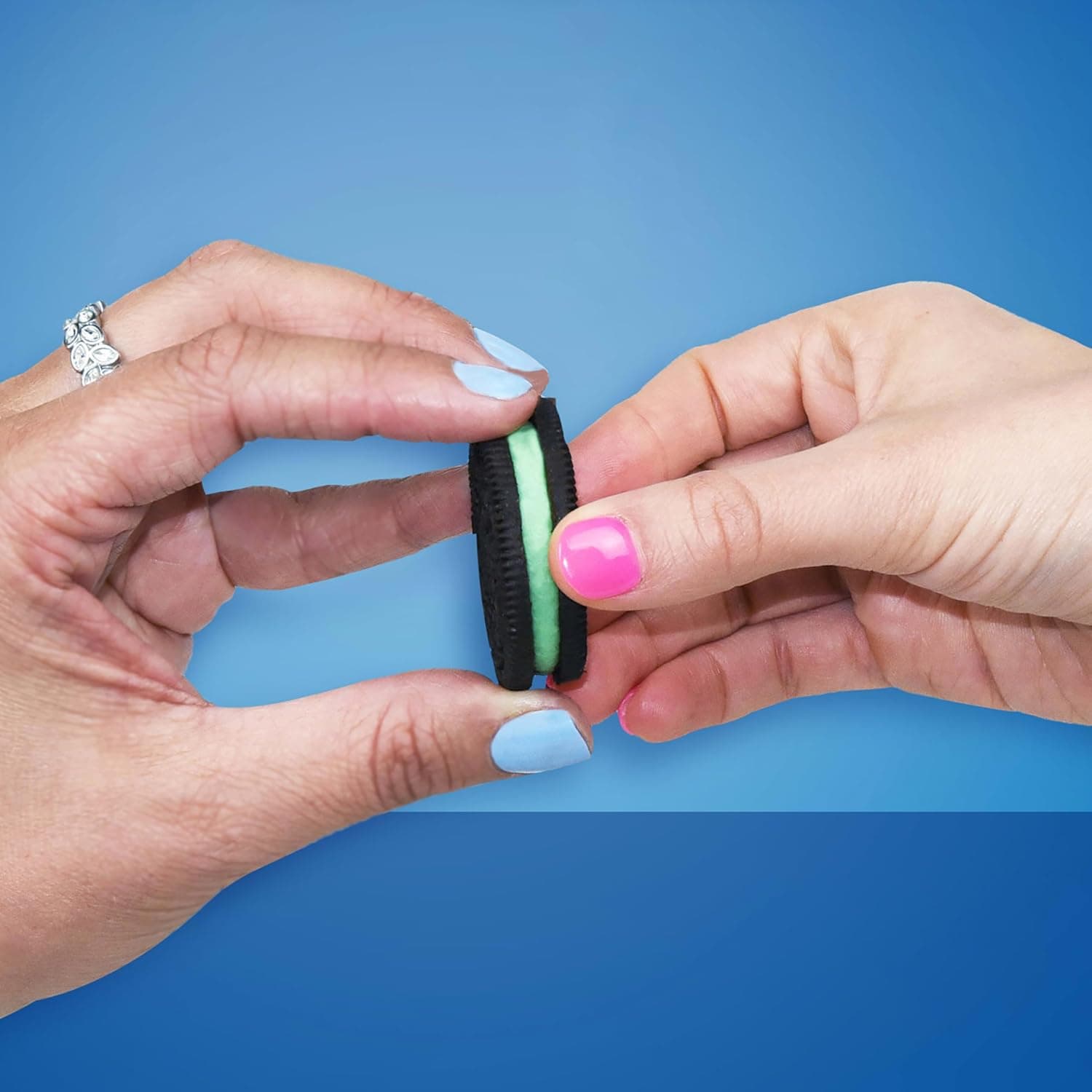 OREO Mint Creme Chocolate Sandwich Cookies Party Size thumbnail 4